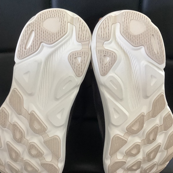 Hoka ONE ONE Clifton 9 running shoe in ROSE GOLD; brand new - Picture 3 of 6